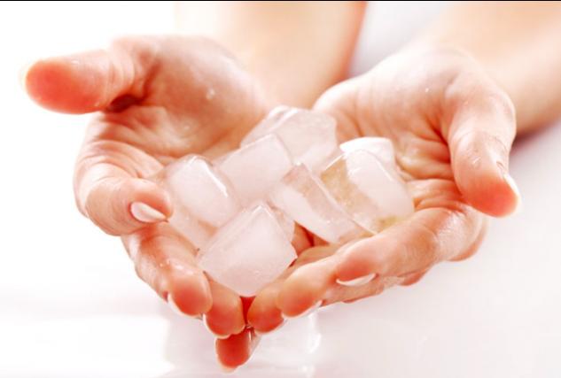 17.Ice plunge
Athletes have long used ice baths after workouts to decrease inflammation. For an effective cold-water plunge, add Epsom salt. Its natural anti-inflammatory properties can help keep muscles healthy after you’ve been working hard at the gym.