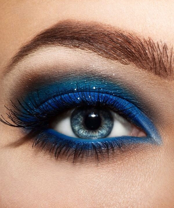 24. day to night blue eye makeup look