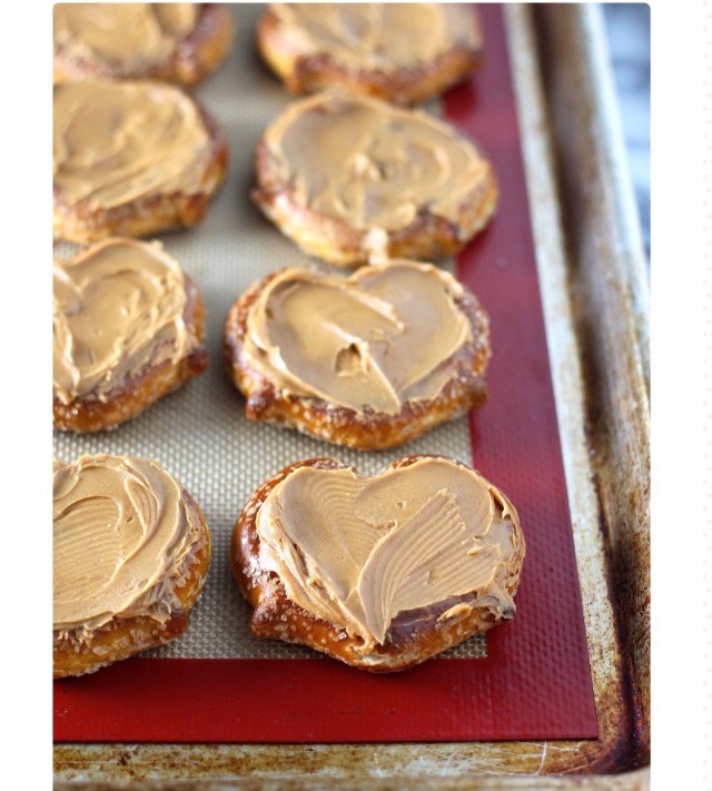 Double Chocolate Dipped Peanut Butter Stuffed Pretzels #tipit #recipe