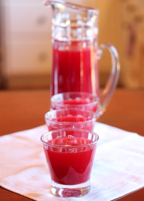 Blend & strain
If you want to make a juice but don’t have the money for a juicer right now, don’t worry! You can use your blender and strain the ingredients to make your own homemade juice. You’ll still get a high dose of nutrition, and save a little money in the process.