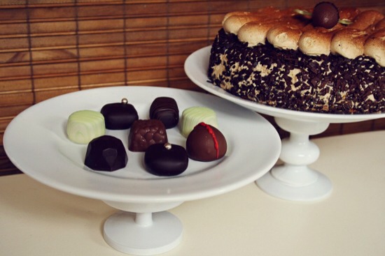 You can find a lot of things in thrift stores that are suitable as a base for your cake stand. You could look for drinking glasses, vases and candle holders. Give everything a good clean, it should be dust and fat free. Glue the base to the plate. 