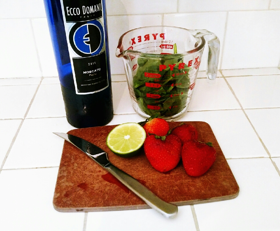 Healthy Green Smoothie Recipe 🌱🍓... With Moscato.