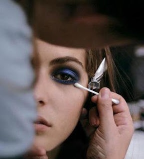 Dont have makeup brush?
No problem. Use cotton bud sticks to smudge your eye makeup.

Simple & easy!!!