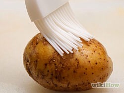 2) Coat potatoes lightly with vegetable oil.