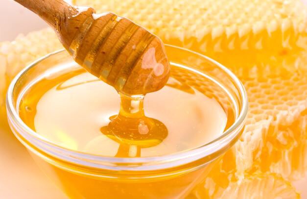 Simple honey face mask 💝
Once a week use a tablespoon of raw honey (not processed) and spread it on to your face. Leave it on for 5-10 minutes and gently rinse off using warm water and pat dry.