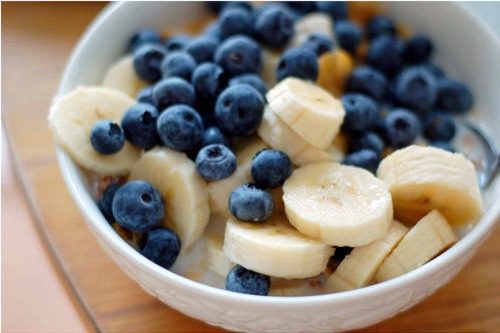 Place the fruit in the blender. Peel the banana, break it into chunks, and place it inside. Wash the strawberries and blueberries, then add those as well. 

🍧🍧
