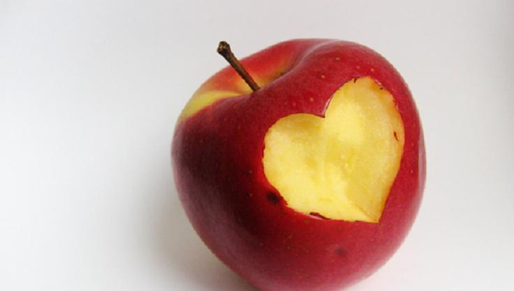 Get a Healthier Heart
The apples are the most natural remedy for the heart. If you want to keep your heart healthy and strong, eat at least one apple a day. Plus, the fiber in apples has also been shown to lower cholesterol levels.