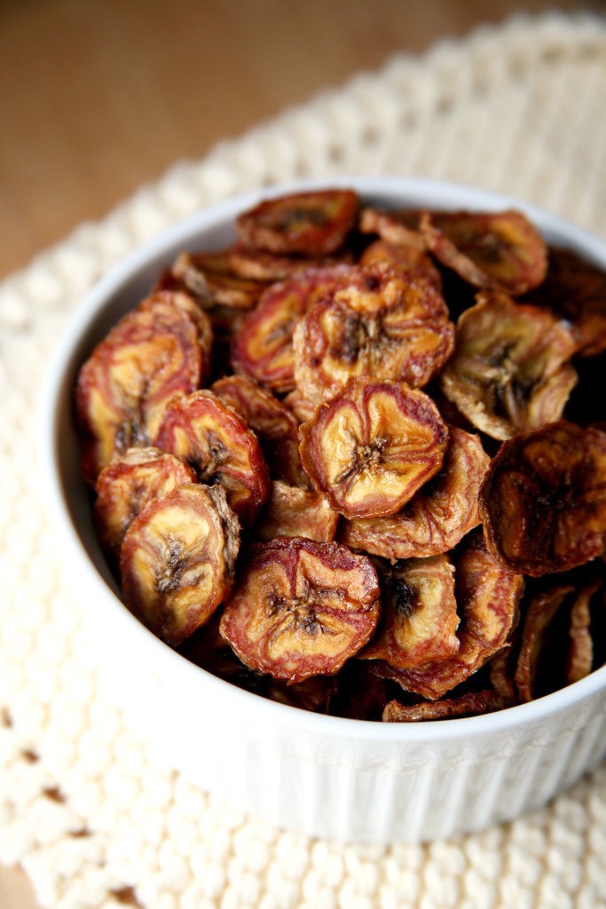 Baked cinnamon banana chips 
These irresistible sweet little gems are seasoned with cinnamon to satisfy sugar cravings, and the addictive chewiness might have you devouring the entire batch. But don't worry — half a batch is under 150 calories.


