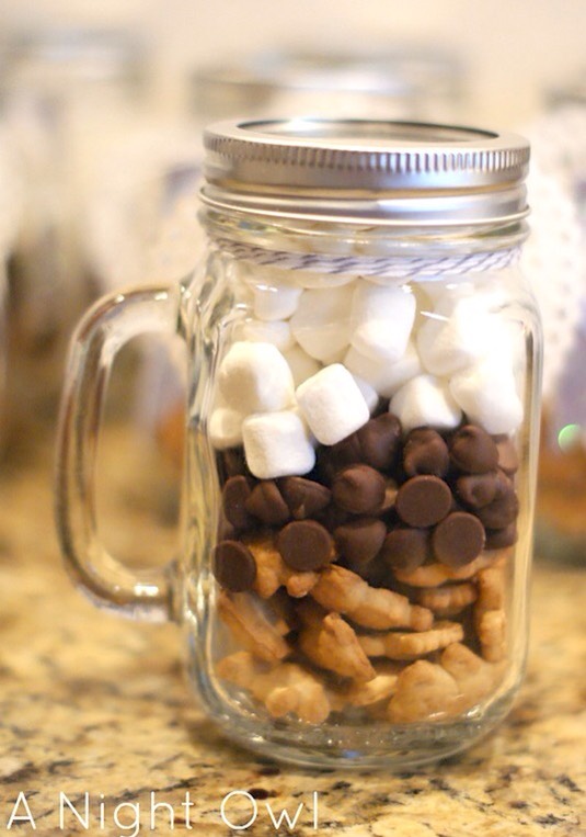 28. DIY S'mores Kit
This is a super easy last-minute gift, and just about everyone loves s’mores, right? I like how this was put together with Teddy Grahams; makes it even cuter. Make a custom tag that says something like “Happy Birthday and many s’more!”.