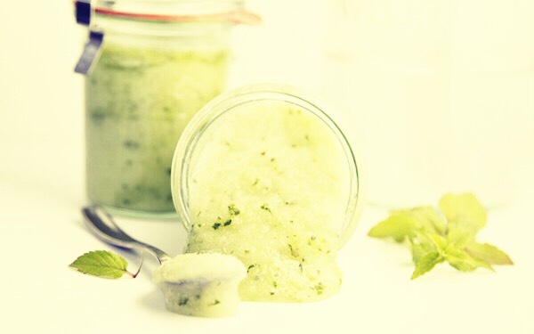 💚 Cucumber & Mint Sugar Scrub 💚
You will need:
• 1 Large Cucumber
• 2 tablespoons of Fresh Mint Leaves
• 2 1/2 cups of Granulated Sugar
• 4 tablespoons of Extra Virgin Olive Oil

Purée the Cucumber and Mint together, then combine with all of the other ingredients in a bowl 💚