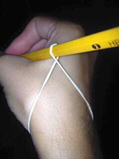 Rubber band will teach your child how to hold a pencil 