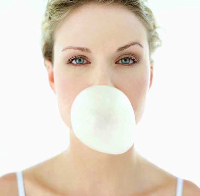 DONT CHEW GUM 
It's a secret of debloating brides — stop the gum-chewing to feel less puffy. And it's not only because chewing gum causes you to swallow more air; many gums contain sugar alcohol, which also can make you feel bloated.