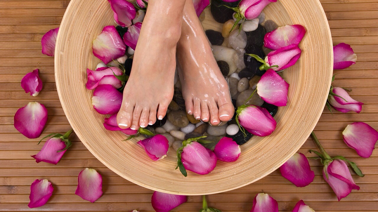 Take a large bowl and fill it with hot water. Then add some essential oils such as lavender or lemon and use it as a foot spa. This will moisturise and cleanse your feet! 