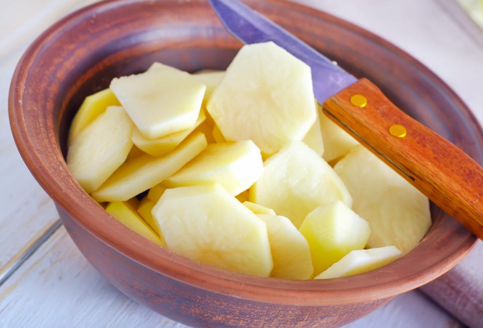 De-Puff Your Eyes With Raw Potatoes
First, wash and peel a potato. Cut two slices and place one on each eye for 10 minutes. Lay down, relax and let the potatoes work their magic. Rinse the eye area gently with lukewarm water when you're done.