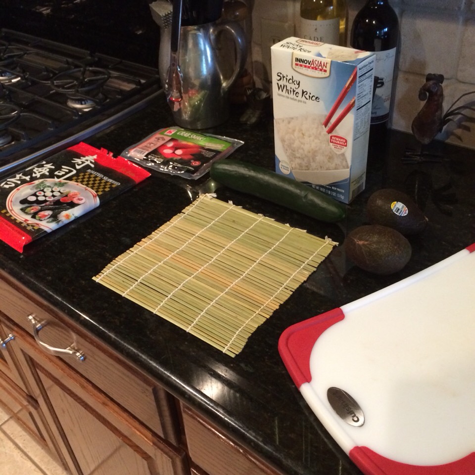 Ingredients:
Seaweed paper
Crab meet (precooked or uncooked)
Cucumber
Avocado
Rice
Bamboo board
Cutting board
Fine edged knife