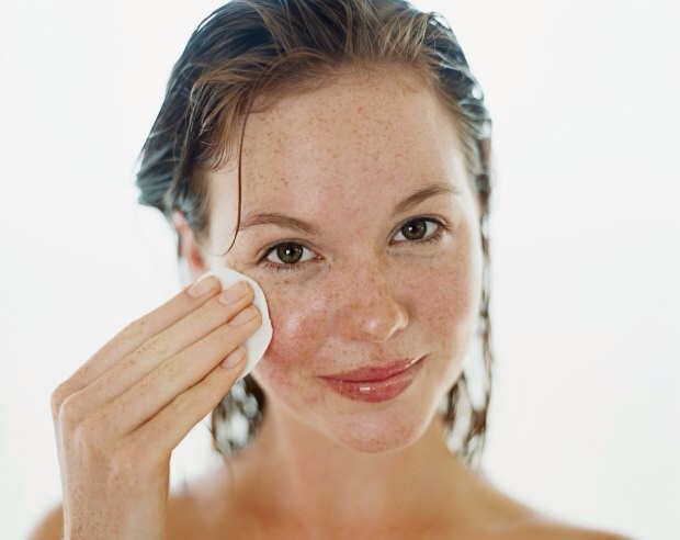 20 Amazing Beauty Uses For Baby Oil