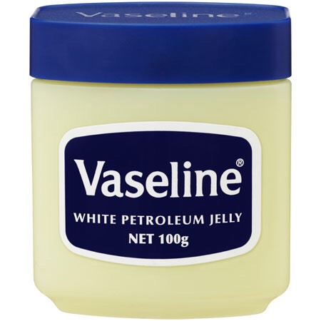 THE HACK!!
Trust me guys, Vaseline works. Just put some on overnight, wipe it off in the morning, put on one of the mascaras i talked about, and then your eyelash game is forever strong👐🏼