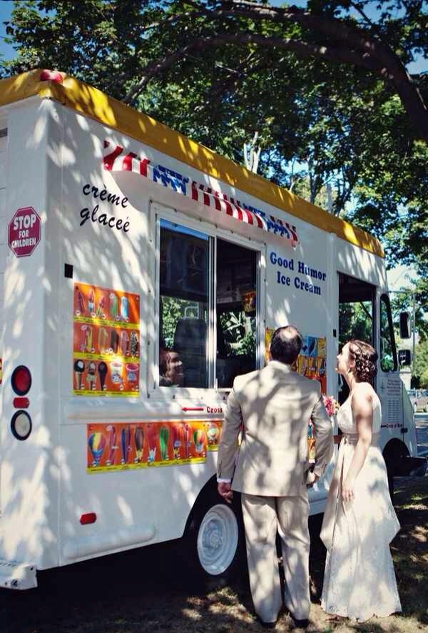 -> An ice cream truck