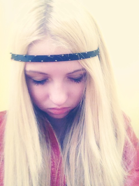 For looser, beachy waves, take a headband and place on you hippie-style. 💜