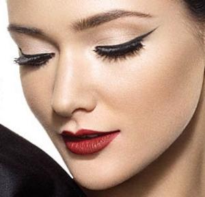 3. Make sure to keep line as close to the eye lashes as possible, so that it looks like a part of your eye.
4. But there are times when you want to make your eyes look bigger, for that you can use a white pencil in the inner rims of your eyes and then use the liner outside it.