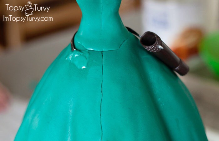 Awesome Tutorials On Doll Cakes. And Step By Step Elsa's Let It Go Cake. 😘