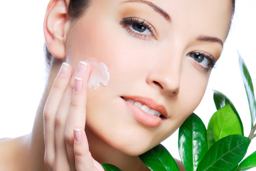 5⃣: Apply moisturizer*. Drying out skin will actually cause it to produce more oil.

*Adding moisturizer last locks on active ingredients and helps products be more effective in repairing your skin.  
