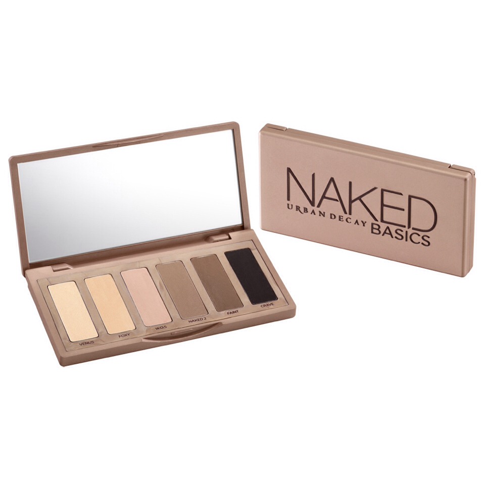 5. Eyeshadow (Optional)
-take an eyeshadow that matches your skintone best and apply on the lid. Then take a light eyeshadow for the brow bone and inner corner. If you want, you can take a darker color and lightly apply on the crease.