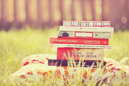 I also love bringing a book whenever I go to the beach or magazines when I'm travelling. I've been loving the hunger games series recently, I actually saw the movies before reading the books but if you haven't read them yet then you should 😋