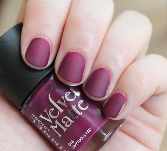 Shorter nails with velvet matte 