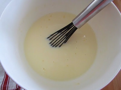 In a medium bowl, whisk together dry pudding mix with 4 cups of milk.
Whisk until all the lumps are gone.