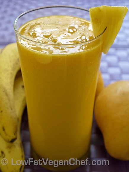 PINEAPPLE MANGO SMOOTHIE: 7-10 chunks frozen mango, 5-7 chunks pineapple, 1 scoop frozen yogurt (I recommend trader joes frozen yogurt), 4 tablespoons orange juice