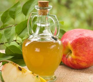 2. VINEGAR FACIL MASK!!!
After you wash your face, mix 1 tablespoon apple cider vinegar with 2 cups water as a finishing rinse to cleanse and tighten your skin -->