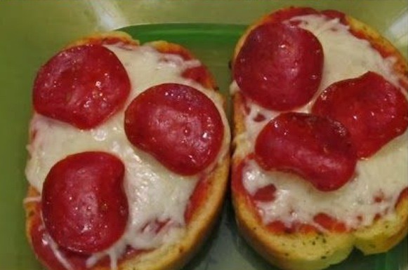 Texas Toasted Garlic Bread Pizza!! 