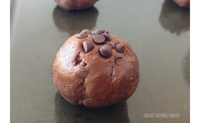 You can put some chocolate chips on topπ