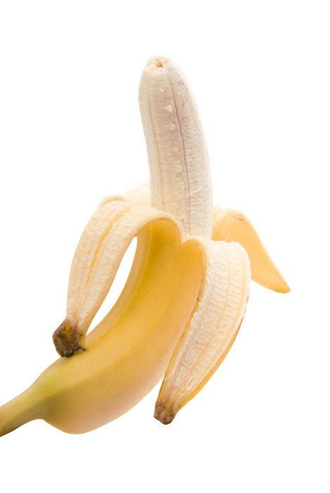 
2) 
Peel the banana and put it in the blender. You can also use a food processor if you don't have a blender. Break the banana into large chunks :) 🍌
