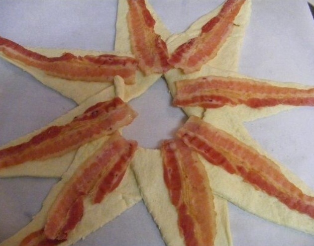 Arrange crescent rolls like a starfish and top it with bacon strips