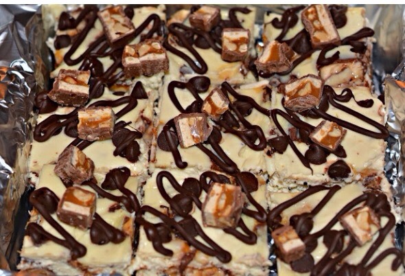 Snickers Cheesecake Bars