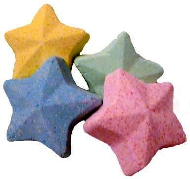  Check the consistency of powder with your fingers; when it can be tightly packed or shaped, stop spritzing (this may take a little while).