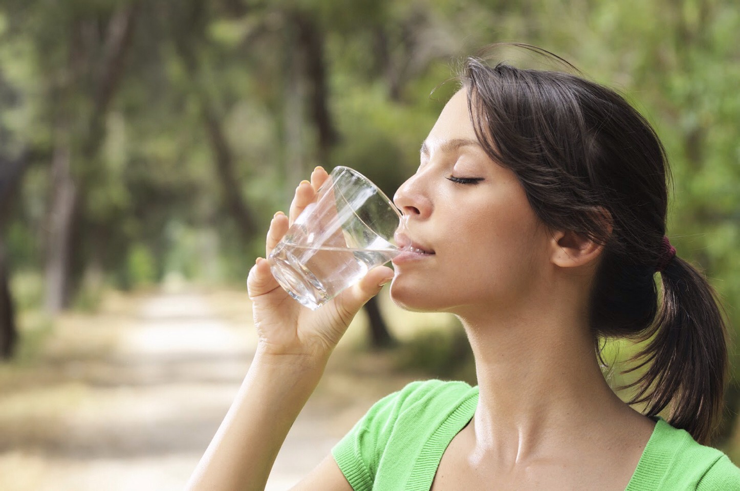 Sports drinks, sodas and alcoholic beverages don't satisfy hunger and just add empty calories.
Even diet drinks can have negative consequences on your weight. Research has shown that diet soda is linked to weight gain.