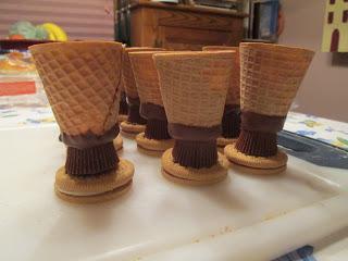 Hold the cone for a few seconds so that the chocolate hardens in place.