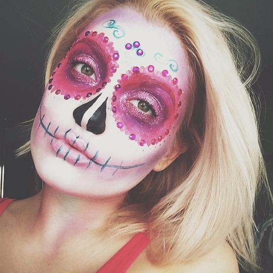 6.Create a cool Halloween makeup by drawing circles in purple and red shades, adding beads not only around the circle but on your forehead, as well. Draw a broken heart in black on your nose. The skeleton-resembling lines will finish your Halloween makeup look.