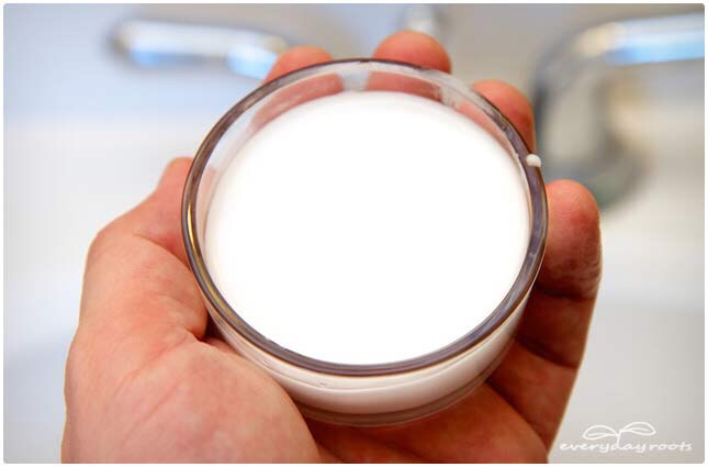 3 Natural Ways to Whiten Teeth at Home

