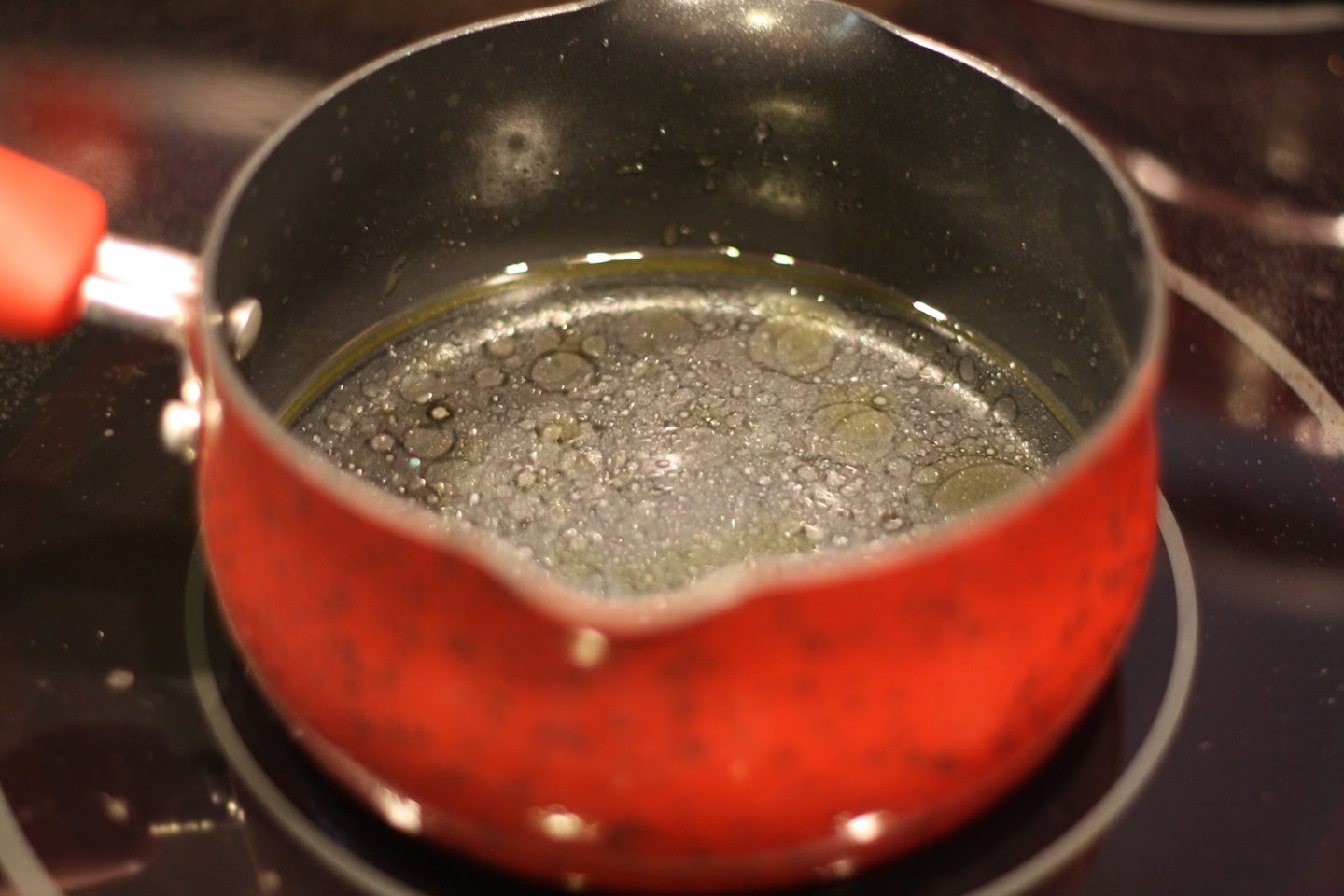 For an easy weekly facial sauna that unclogs pores, add a few tablespoons of your favorite herbs to water and boil for several minutes.Remove the pot from the heat, and use a bath towel as a tent while you let the steam rise to your face for 3-5 minutes. Then rinse your face with very cold water