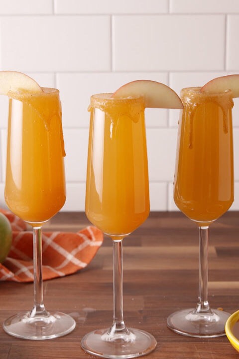 INGREDIENTS
2 tbsp. Caramel
2 tbsp. cinnamon sugar
1 c. apple cider
8 oz. caramel vodka
1 bottle champagne
Apple slices, for garnish