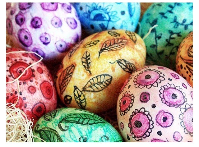 Water color eggs:
have your kid paint the egg his favorite color. Then let your kid finish off his masterpiece by adding his favorite designs using the stencils and colored pencils.