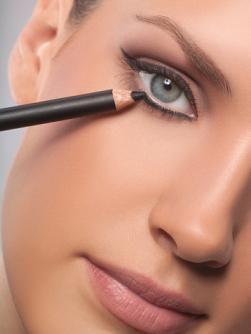 7. The color along the bottom lash line should never be deeper than the color on your top lash line.
8. You can line along the top lash line without lining along the bottom. But if you line the bottom lash line, you must line across the top lash line too.