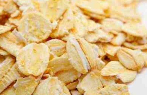 1. Oatmeal
Oatmeal is the bomb when it comes to soothing irritated, inflamed skin. It works wonders as a cool compress by wrapping a 1/2 cup of dry oatmeal in gauze, running it under cool water, and applying it directly to your sunburn every few hours.