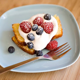 Grilled pound cake with strawberry sauce and ricotta cream 