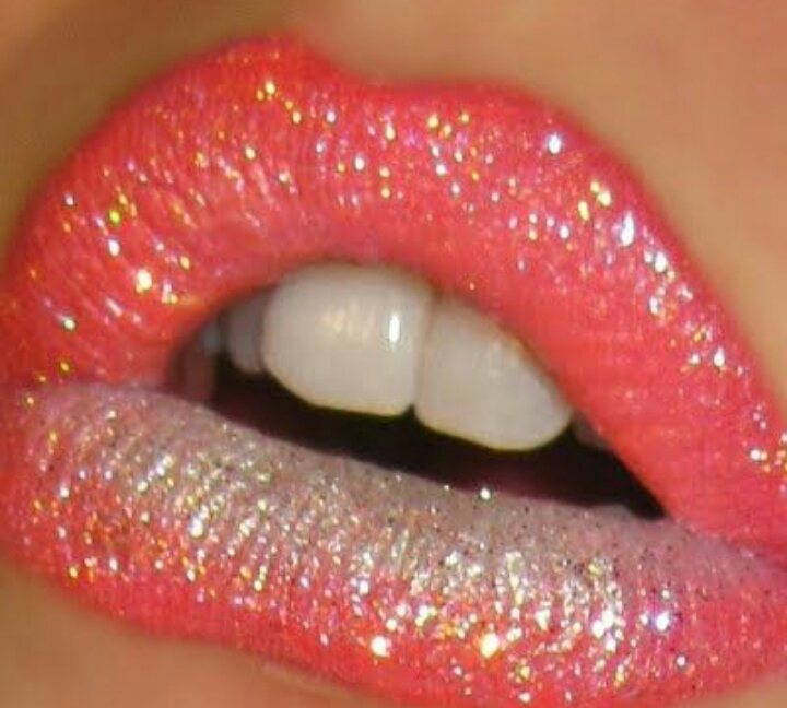 DIY Burlesque Glitter Lips!!