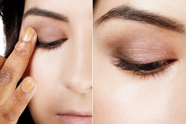 7. Top Eyes with Shimmer:- Using your fingers, press shimmery pink pigment.